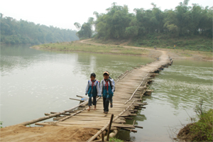 Cầu phao bắc qua sông Bôi do nhân dân xã Hưng Thi đóng góp xây dựng để đi lại thuận tiện.